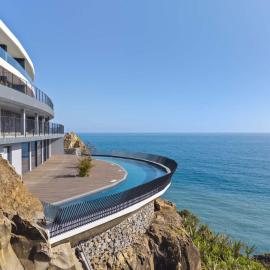 Oceanfront Elegance Madeira Retreat, מלון בקאמארה דה לובוס