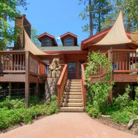Willow Cove Lodge- 5 bedrooms with a hot tub, hotel in Bass Lake