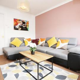 Palmers Place By N And N Stays Worker Friendly Accommodation in Bradley Stoke with private parking and fast WIFI, Long Stays Welcome