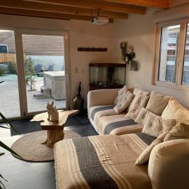 Maison neuve cocooning 6 personnes Avec Spa et piscine chauffée, hotel in Moyenmoutier
