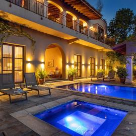 Casa Faroles, Designer 7BR Villa with Pool, Jacuzzi & Full Staff