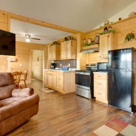 Cabin Getaway in Mountain View w/ Porch + Grill, hotel in Mountain View