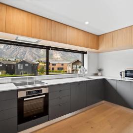 Remarkable Modern Living Prime Location, Hotel in Frankton