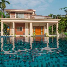 StayVista at 27 Flora with Lawn, Pool, WiFi