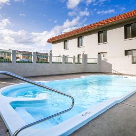 Charming 2-Bed Apartment with Bay Views