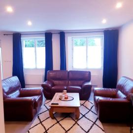 Logement calme en Morvan، فندق في Gien-sur-Cure