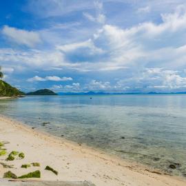 Beachfront Wooden House 3Br & Sunset Views