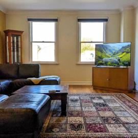 Heart of Surrey Hills - comfort and convenience (Parking On Request)