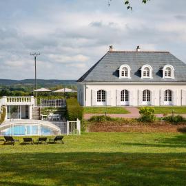 Maison 15 p avec piscine sud Touraine, Hotel in Brizay