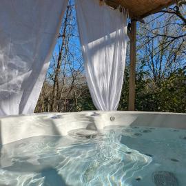 Chalet Grand Chêne avec Spa privatif, hotel in Biron