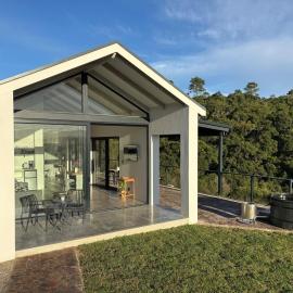 Hillandale Huddle - modern forest cabin near Plett, hotel a Plettenberg Bay