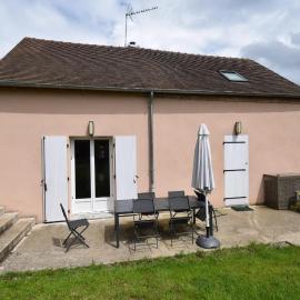 Charmante maison à Souvigny avec jacuzzi, hotel em Souvigny