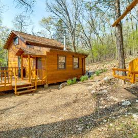Walk to White River: Cotter Cabin w/ Fire Pit!，位于Cotter的酒店