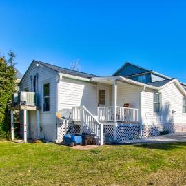 Seaside Cottage B by Carolina Beach Realty, hotel in Carolina Beach