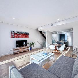 Modern 3BR Townhouse - Sleeps 10 - 2-Car Garage