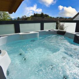 "Penthouse Suite" mit Whirlpool Romantik und Privatsphäre, hotel em Rosenheim