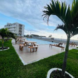 Vista al Mar - Parqueo - Piscina - Salida al Mar
