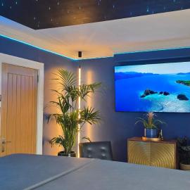The NEW Blue Horse Suite at The Grumpy Schnauzer B&B Luxury Private Indoor Hot Tub Breakfast in Bed, hotel a Airdrie