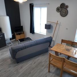 Appartement lumineux de ville avec 2 places de parking privées intérieur, Hotel in Beuvrages