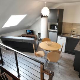 Appartement cosy en ville avec 2 places de parking privées intérieur, Hotel in Beuvrages
