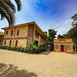 Tooro Green Courts, hotel a Namulanda