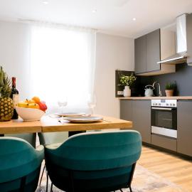 bonquartier - LUXAPT#5 Gemütliches, stilvolles Apartment mit Self Check-In, voll ausgestatteter Küche, Klimaanalage & Parkplatz, Hotel in Sankt Augustin