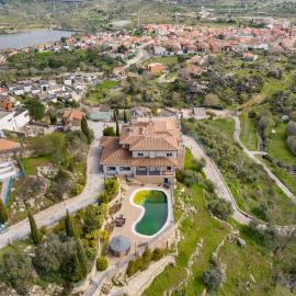 Mansión con Jacuzzi a 40 grados, gran piscina y Pádel, hotel i El Tiemblo