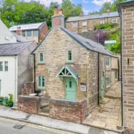 Cosy Cromford village cottage