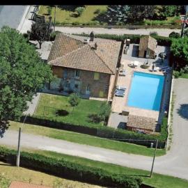 Sul lago Appartamenti Casa Del Lago con Piscina Acqua Salata, ξενοδοχείο σε Castiglione del Lago