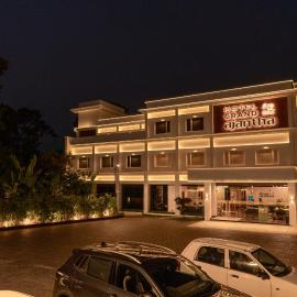 Hotel Grand Ajantha, hotelli kohteessa Putuppalli