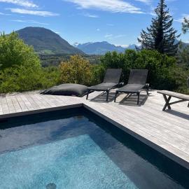 Maison en bois avec piscine chauffée et vue panoramique, hotel i Argonay