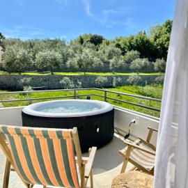 Tiny House with Hot Tub & View, ξενοδοχείο σε Ulcinj