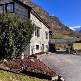 4 bedroom house in beautiful Oldedalen, hotel i Stryn