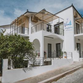 Viento Luxury Apartments - Steps from the Beach, хотел в Пломарион