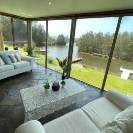 BasinWaterStays Waterfront Jetty - SHARE Home - Brm1 QueenBed room - Private Bathroom in Brm1 room - see Profile & Photos, hotel Basin View városában