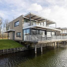 Hello Zeeland - Water villa Veerse Wende with fully fenced terrace