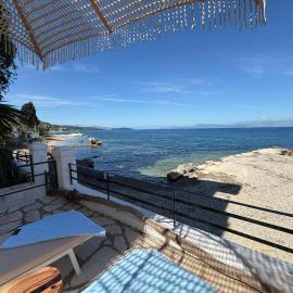 Fronte Mare Suite - Sea Front Luxury Suite With Private Beach Patio, hotel a Benitses
