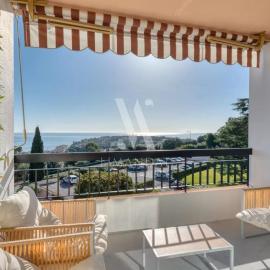 Spacieux 3 pièces rénové avec terrasse et vue mer entre Monaco et Menton, hotel in Roquebrune-Cap-Martin