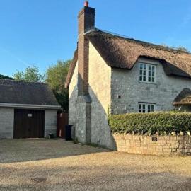 Lupin Cottage Hot Tub Hide Out Dog Friendly, Hotel in Weymouth