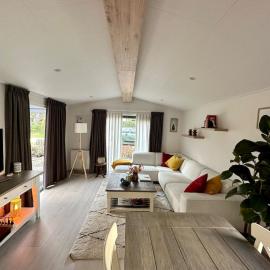 Luxe chalet met serre, hotelli kohteessa IJhorst
