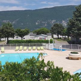 Viesnīca Mobil-home à quelques mètres du lac d'Aiguebelette pilsētā Novalaise