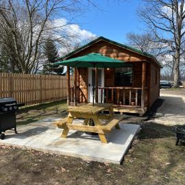 Sister Lakes Glamping Cabin at Wonder Woods #1, hotel in Dowagiac