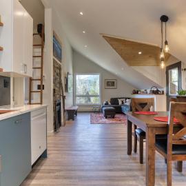 "NEWLY BUILT HOME" on 5 acres by the beach, hotel en Nelson