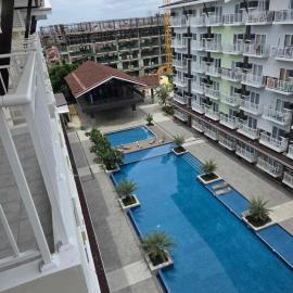 Anya and Christof's Condo at Amani near Airport, hotel di Pusok