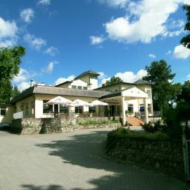 Hotel Dlugie, хотел в Шчелце Крайенские