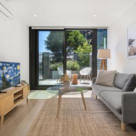 1BR Apartment Near CBD with Pool Access