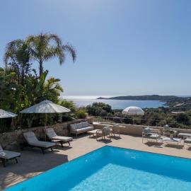 Résidence Omigna, Spacious Luxury Apartments, 2 bedrooms, sea view, heated pool, gym, calm, free private parking, free electric vehicle charging, Cargese, Corse du Sud