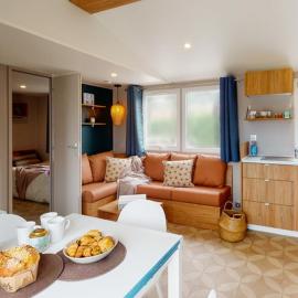 Grand Mobil-Home 6 personnes neuf "vue lac" Parentis en Born Camping Le Pipiou 4 étoiles, hotel in Parentis-en-Born