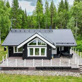 Lähderinne - 2 bedroom log cabin, private beach, wifi & sauna, hotell sihtkohas Puolanka