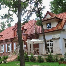 Dwór Carski, Hotel in Spała